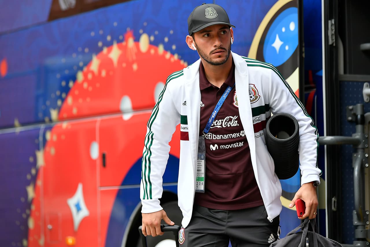 Jesús Corona, guardameta mexicano, bajando del autobús y alistándose para aclimatarse lo antes posible a esta alejada sede de la Copa del Mundo.