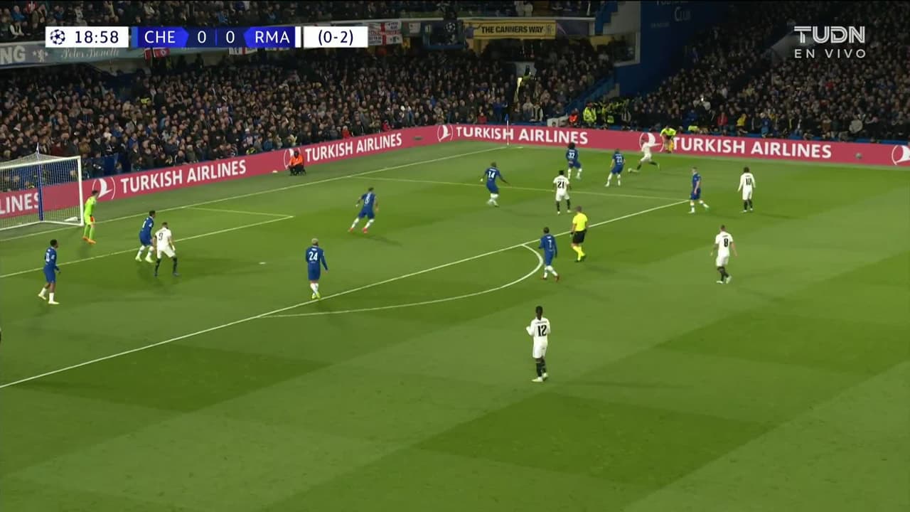 ¡CERCA! Rodrygo disparó que se estrella en el poste.