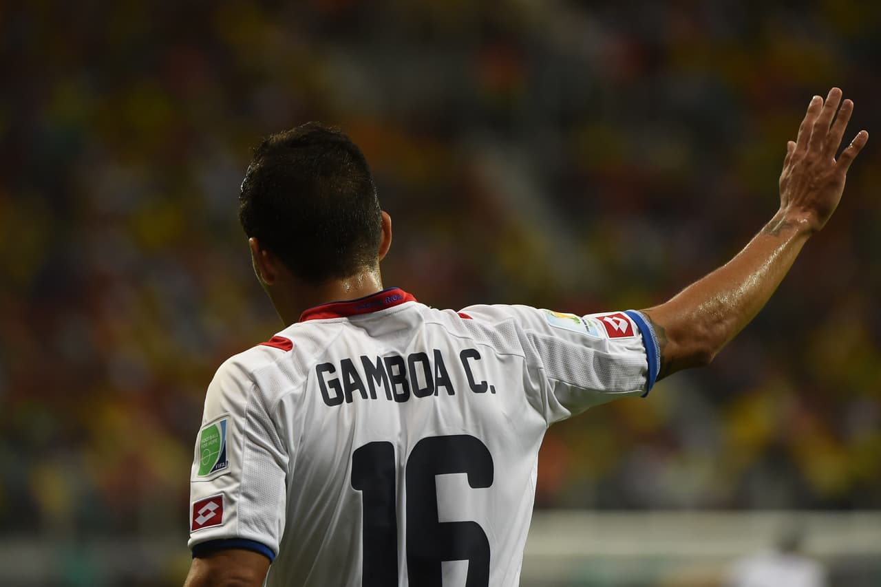 Cristian Gamboa: Mostró buena velocidad para competir con gente como Miguel Layún y Carlos Vela pero le faltó medir mejor su distancia con los contrarios pues dejó que los rivales metieran varios centros o desbordaran en su zona. Calificación: 5.