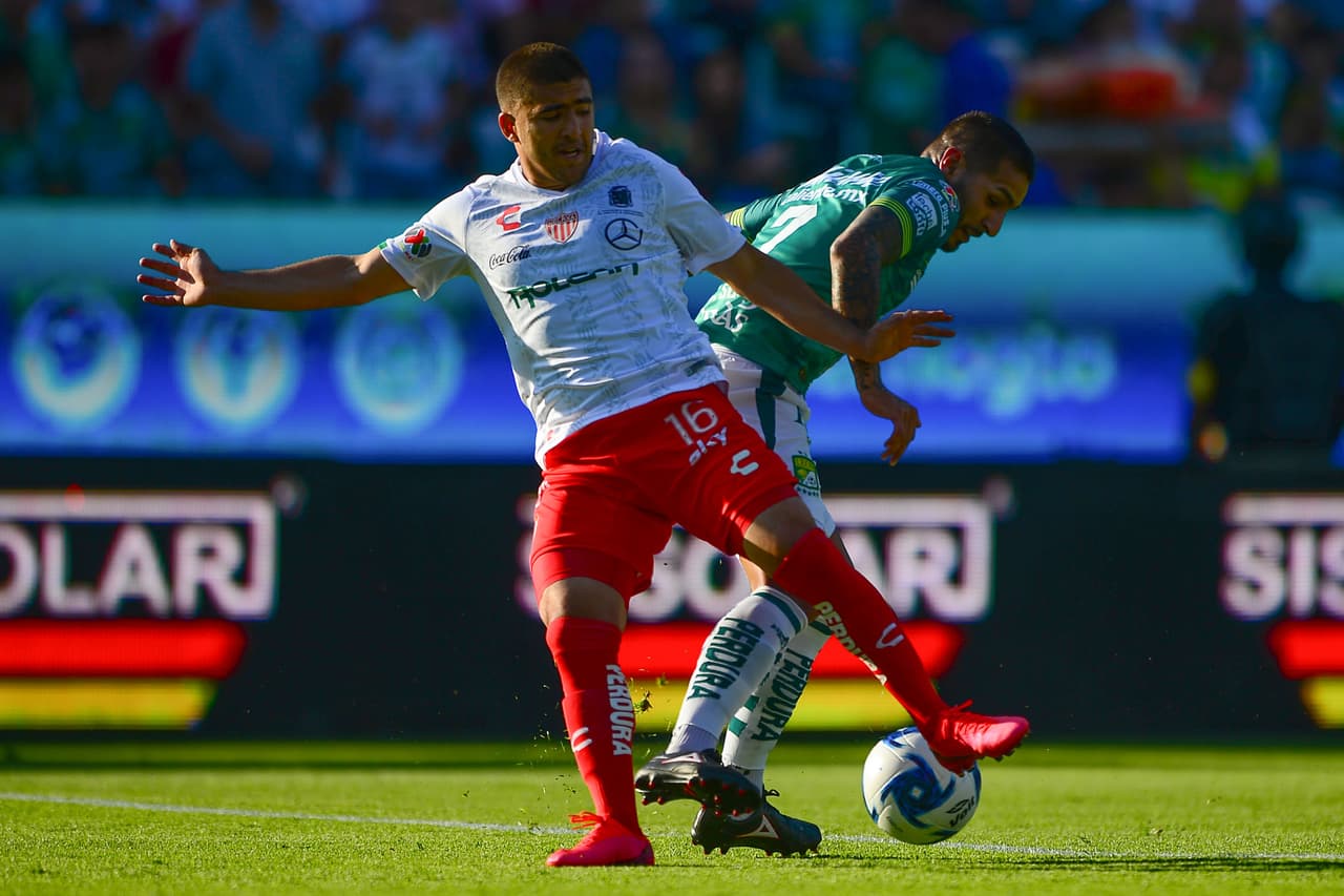 Jairo González recorre la marca y le roba el esférico a Ismael Sosa.