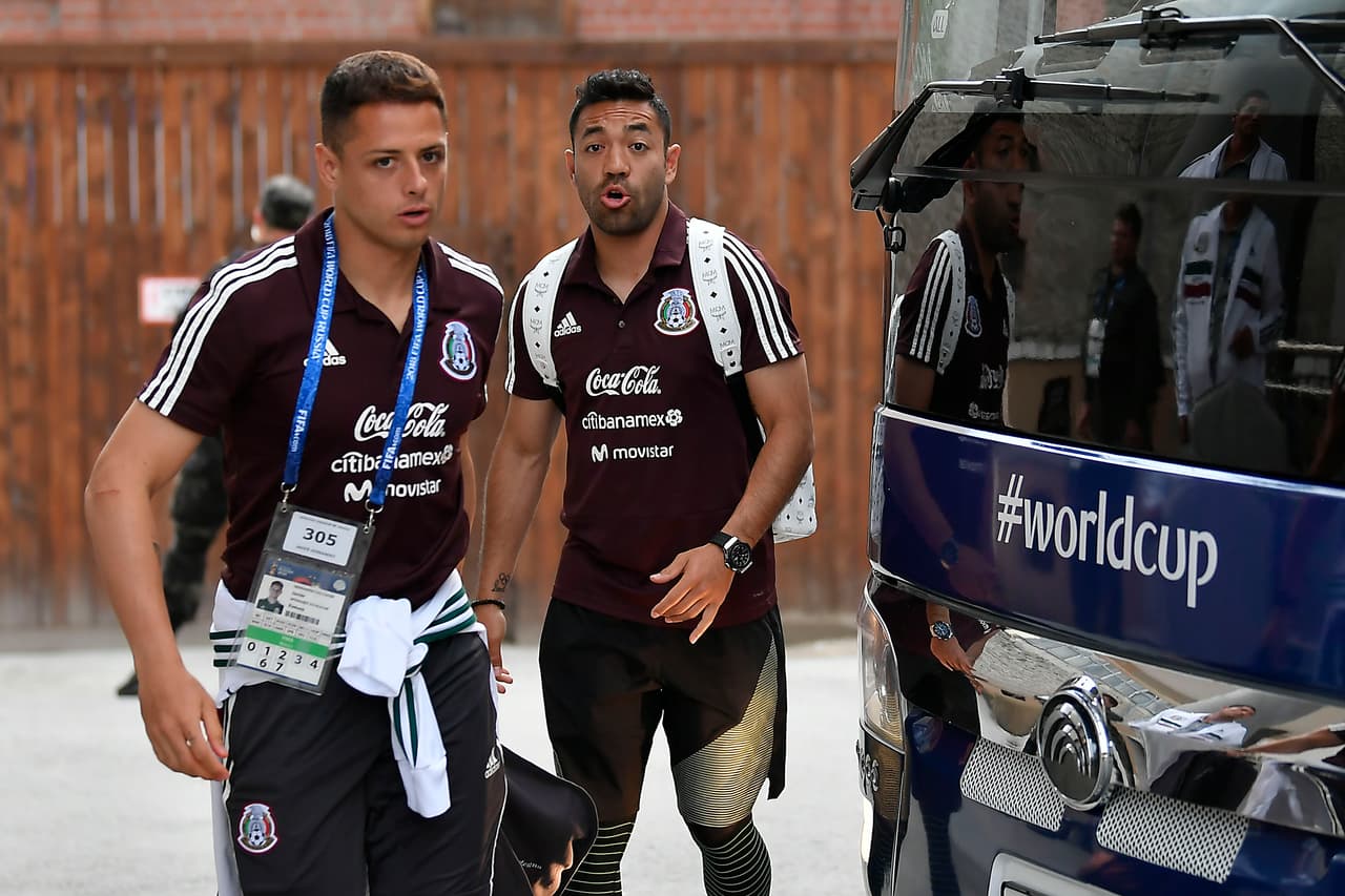 Javier Hernández con rostro serio, no así Marco Fabián, quien se vio sorprendido al momento de la fotografía. Un viaje largo y tedioso justifica cualquier rostro que no sea una sonrisa.