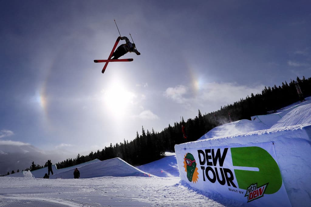 Johanne Kill, de Noruega, compite en el salto de esquí Slopestyle para muejres en el día 1 del Dew Tour en Breckenridge, Colorado.