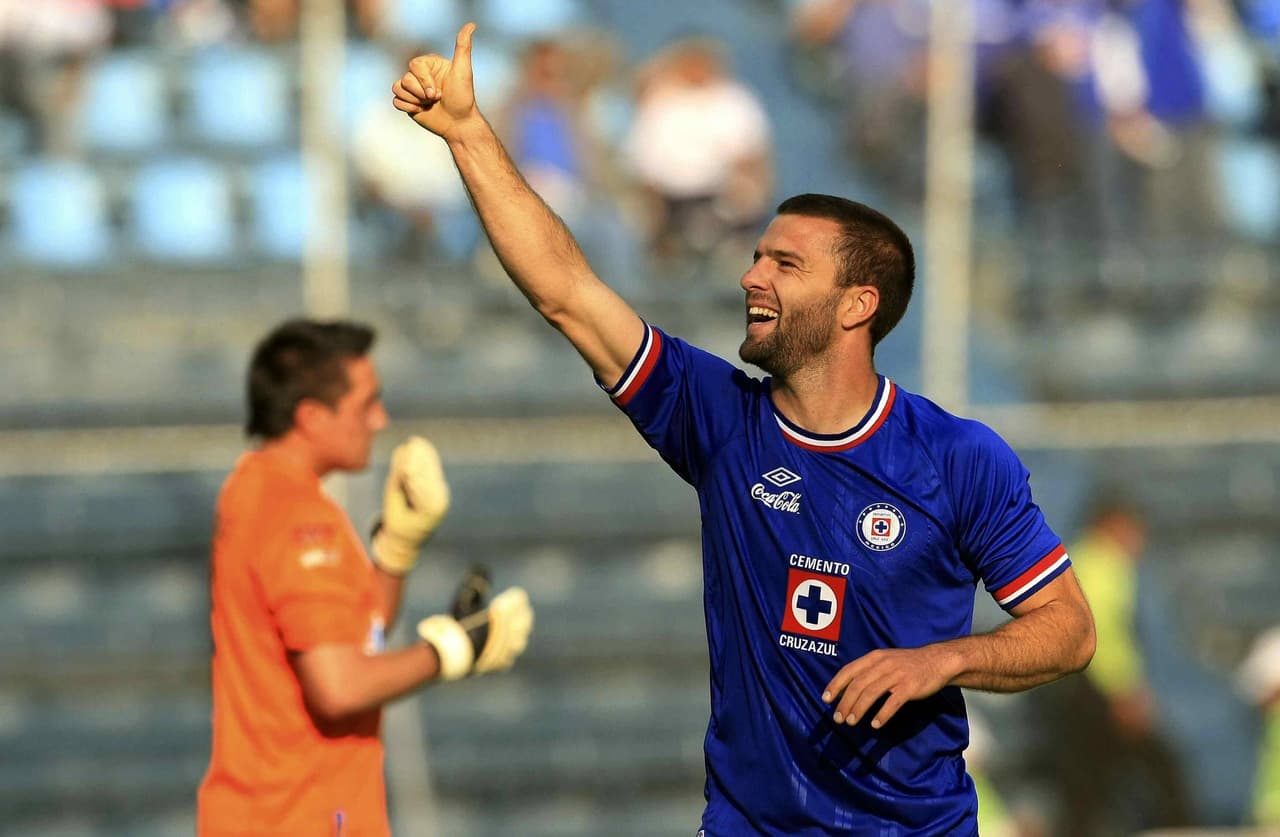 Identificado con la afición, Tito Villa correspondió el cariño con goles, marcó 54 goles en torneos cortos con La Máquina.