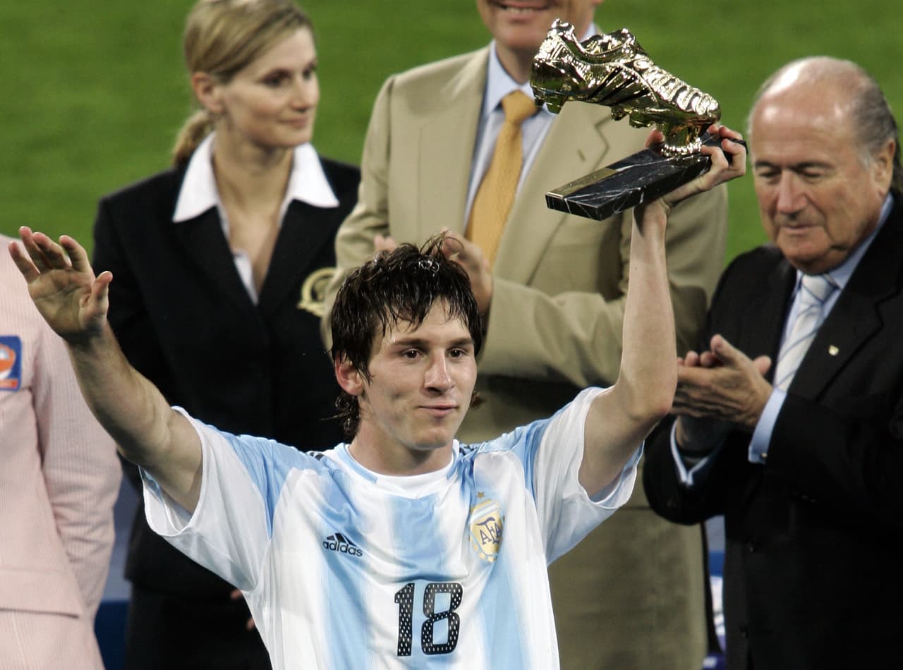 Fue campeón del mundo con Argentina en el Campeonato Mundial Sub-20. Le fue otorgado el Botín de Oro por anotar seis goles, así como el Balón de Oro de esta justa.
