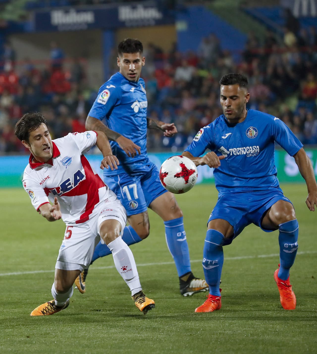 Sin poder asentarse en la Roma, Milán, Barcelona, Ajax, Stoke y Mainz, ha regresado a La Liga de España para jugar con el Alavés.