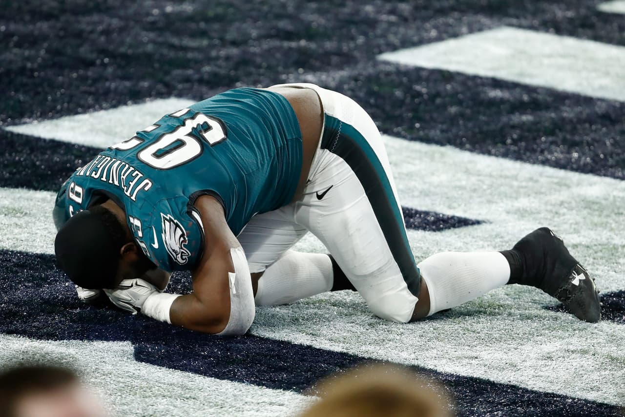 Con llanto y de rodillas. Así se celebra un anillo de Super Bowl.
