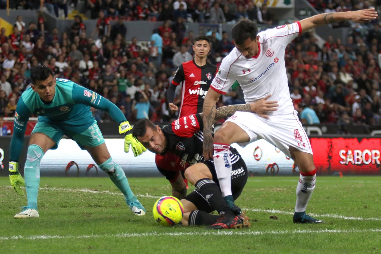 No importó que el capitán del Tri, Rafael Márquez se revolviera en la defensa central de los Rojinegros. Igual el cuadro choricero fue muy superior.
