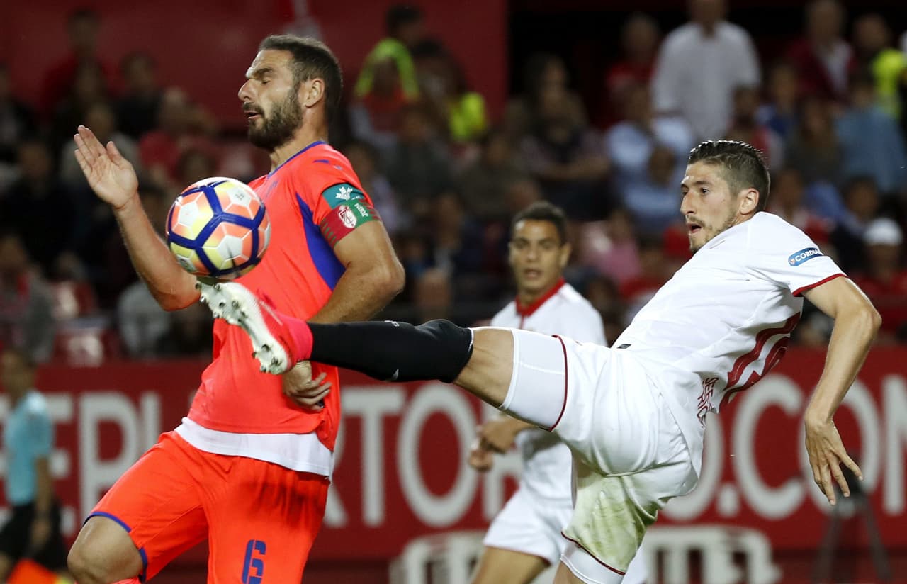 Y no solo el equipo, sino la afición que se acercó a la capital andaluza para ver esta derrota. Algunas lágrimas y pancartas se dejaron ver en el las graderías dela Sanchez Pizjuán.
