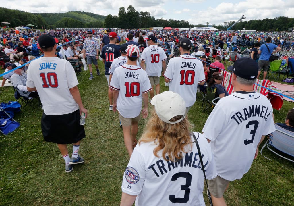 Fanáticos esperan por la inducción de Trevor Hoffman, Jom Thome, Chipper Jones y Vladimir Guerrero al Salón de la Fama del béisbol en Cooperstown, Nueva York.