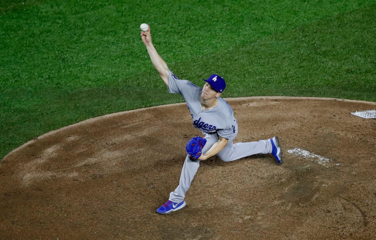 Un palco en el Estadio de Béisbol Monterrey tenía una tele prendida con la gran final.