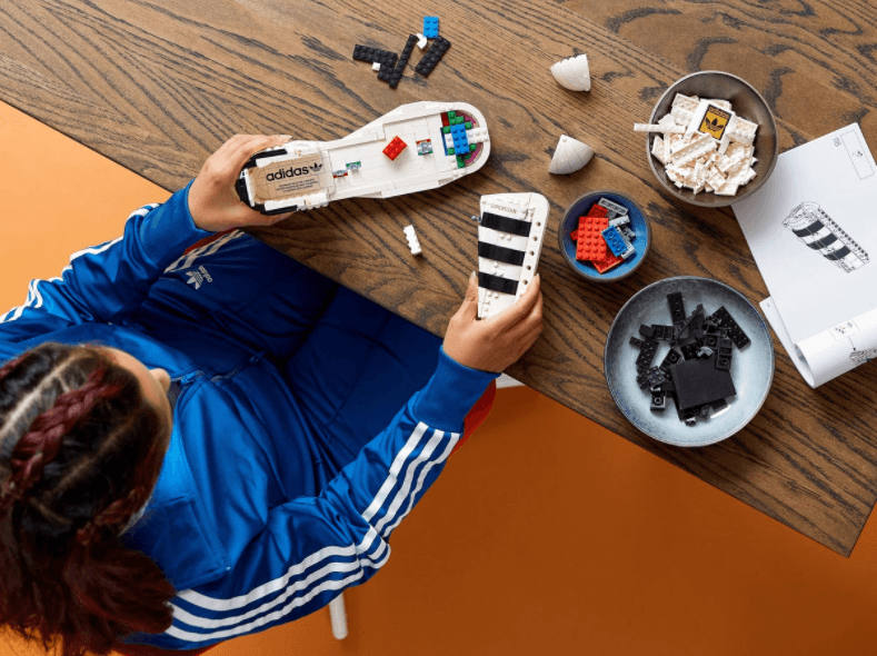 Florian Müller, diseñador senior de LEGO dijo: : “Cuando comenzó la colaboración con adidas, estaba muy emocionado de trabajar en este modelo”.