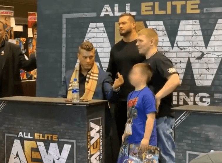 Luchador hace seña obscena a niño durante meet-and-greet