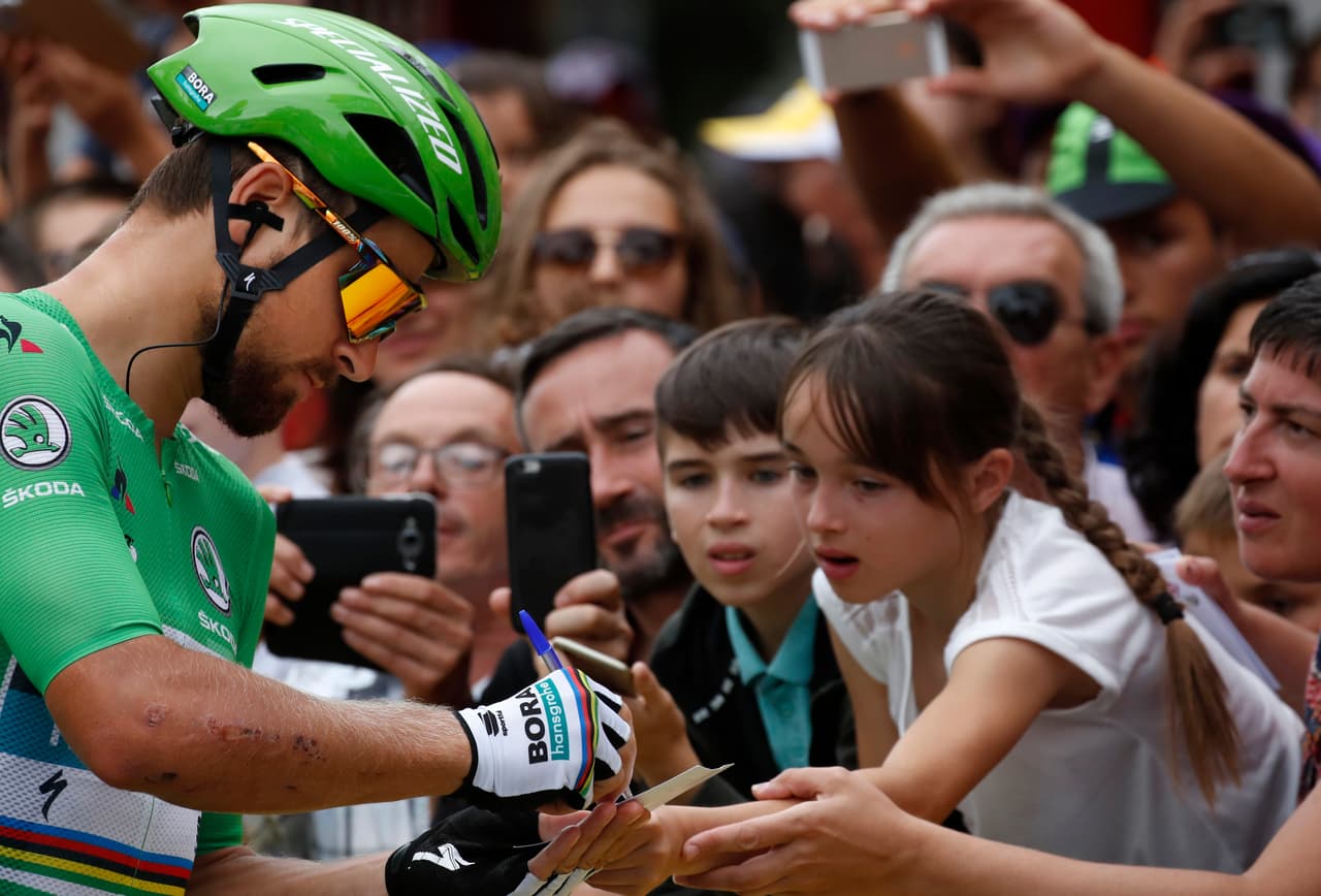 El eslovaco Peter Sagan se dio el tiempo para atender a los aficionados quienes se arremolinaron antes de la salida de los guerreros sobre ruedas.