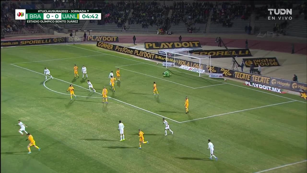 ¡TIRO ATAJADO! disparo por Flavio Santos.