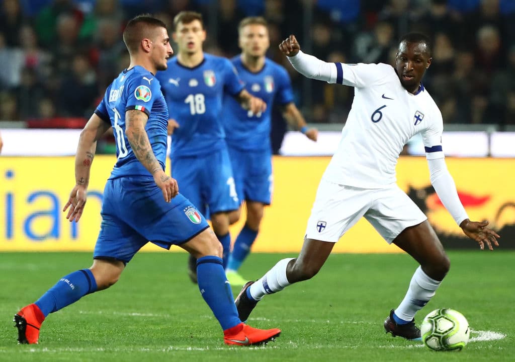 Marco Verratti (izquierda) manejó el mediocampo italiano, aquí ante el finlandés de ascendencia sierraleonesa Glen Kamara (derecha).