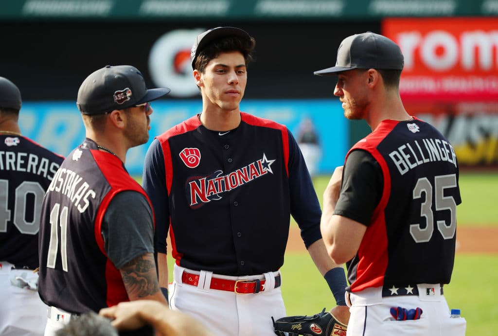 Así realizaron su práctica los peloteros seleccionados para participar en el MLB All Star Game, que se llevará a cabo este martes en Progressive Field, el Cleveland. Jugadores que generalmente son rivales pudieron convivir, charlar, entrenar, soltar el brazo y tener una leve práctica de bateo para alistarse de cara al encuentro de Media Temporada que promete ser muy atractivo.