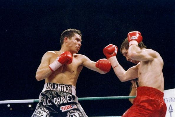 20 Feb 1993: Julio Caesar Chavez throws a punch at Greg Haugen during a fight. Chavez won the fight. Mandatory Credit: Holly Stein /Allsport