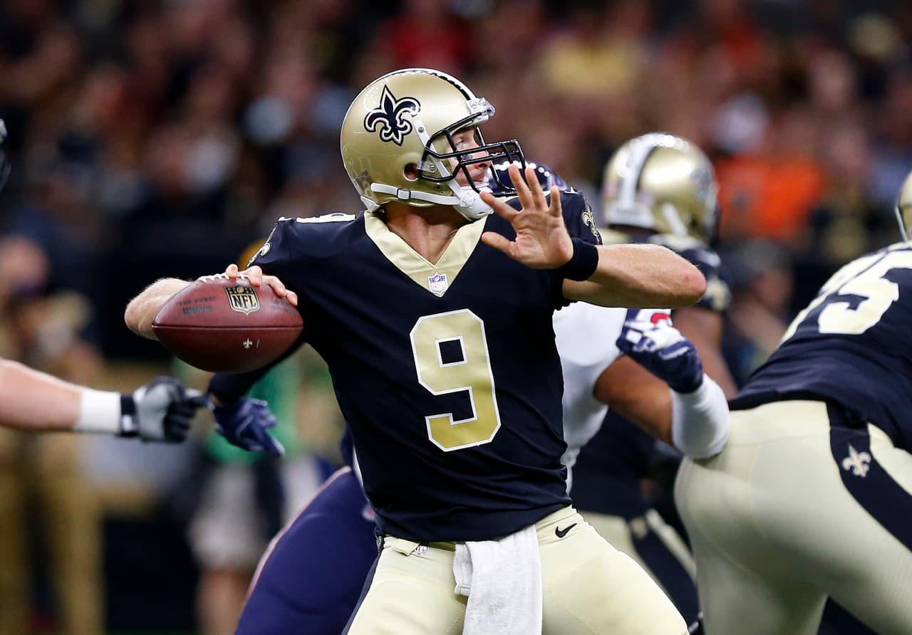 <b>3. DREW BREES | New Orleans Saints</b>
<br>No sería extraño que termine como el jugador con más puntos al final de la temporada regular. Es un quarterback atrevido y con un envidiable brazo que lidera una de las mejores ofensivas por aire que tiene la NFL. Brees lleva siete temporadas consecutivas promediando al menos 4,600 yardas y superando los 32 touchdowns. Con Michael Thomas, el mejor receptor que ha tenido en su carrera y su nuevo blanco predilecto, eso garantiza una buena cantidad de poder en el ataque.