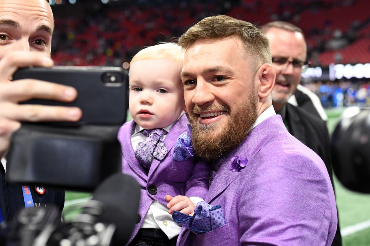 Junto a su hijo, Conor McGregor también estuvo en el campo del Mercedes-Benz Satdium.