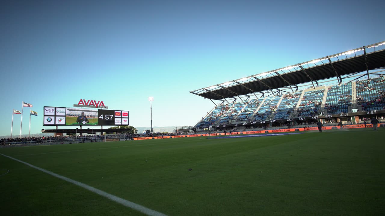 Vista de de la barra del Avaya Stadium, en San José. Detrás de ella queda la pista de aterrizaje del aeropuerto de la ciudad.