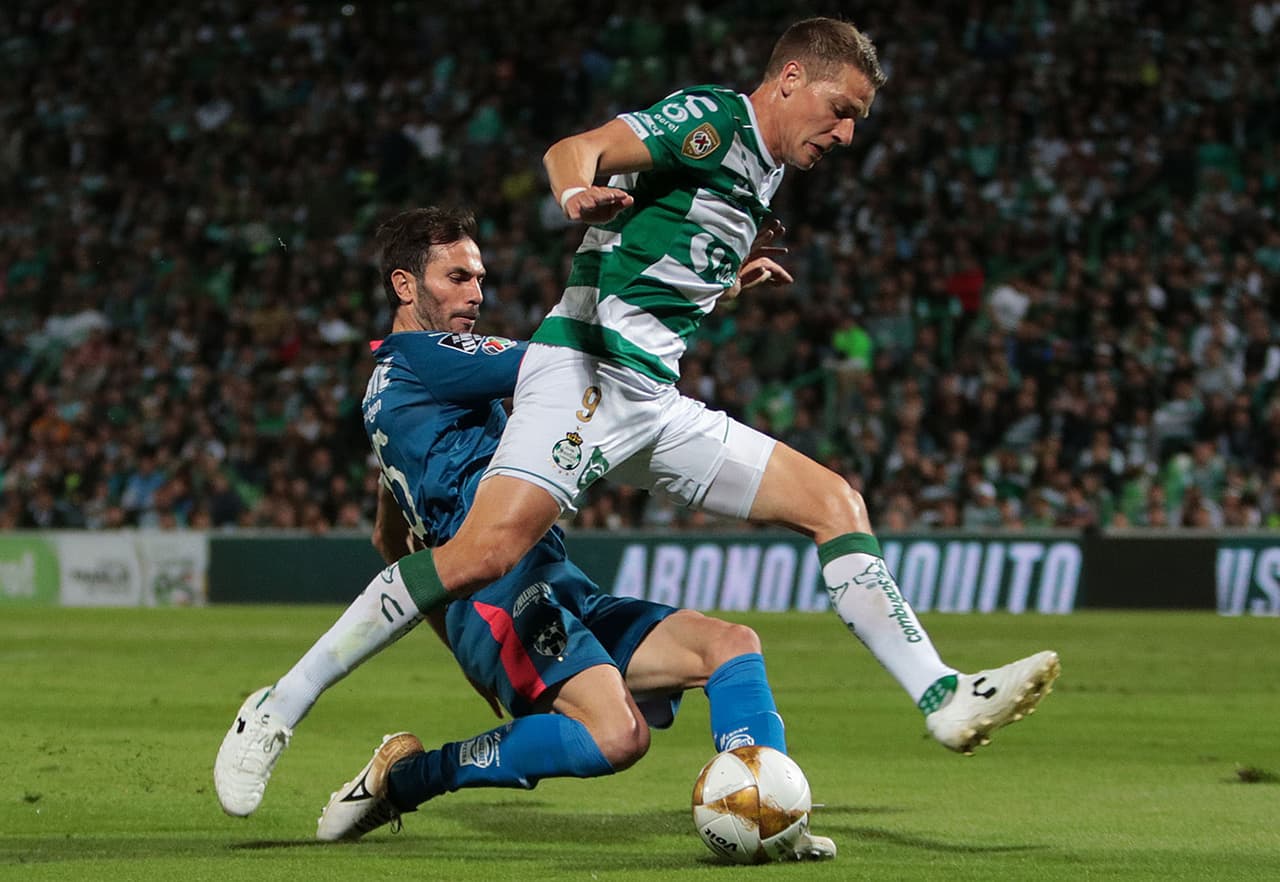 Julio Furch, goleador de Santos, fue bien controlado durante todo el encuentro.