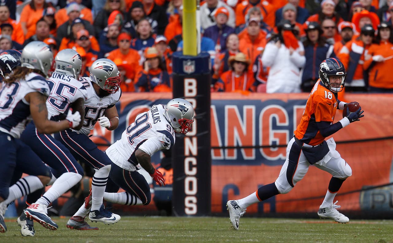 Aunque su movilidad no es la mejor, Manning salió de algunos aprietos.