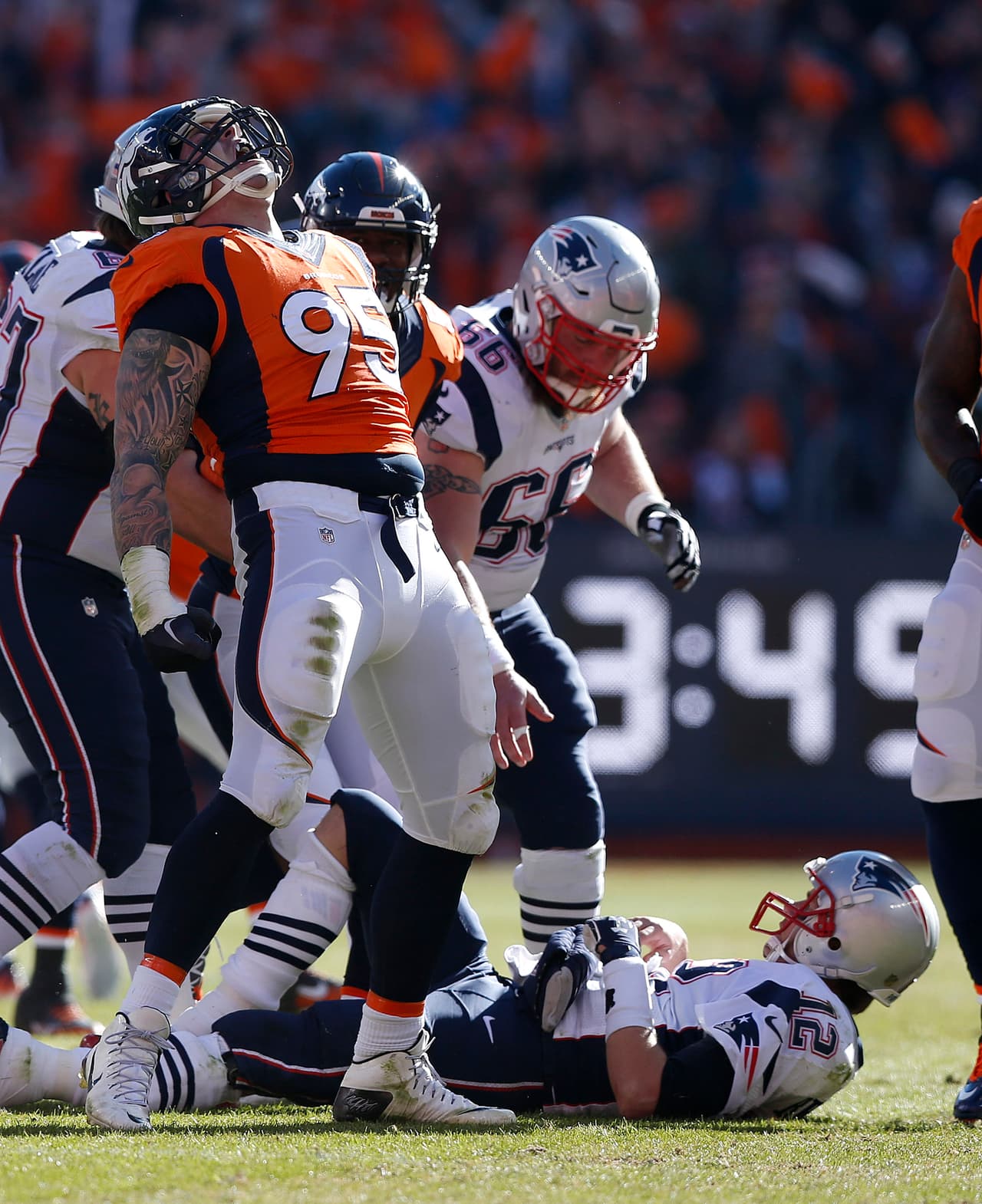 La línea ofensiva de Patriots no podía contener a la línea defensiva de los Broncos.