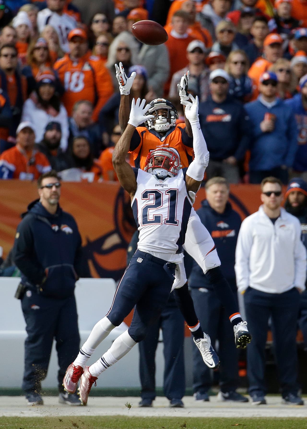 El receptor Emmanuel Sanders de los Broncos se quedó con este balón para darle buen avance a su equipo.