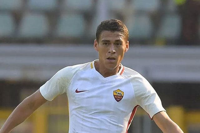 Héctor, jugando un partido con la loba.