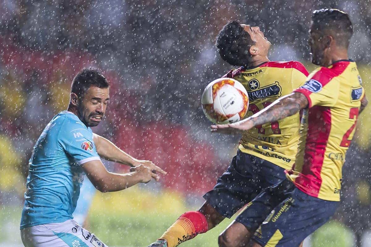 En el segundo tiempo una intensa lluvia sobre el Estadio Morelos sin duda afectó el trámite del juego.