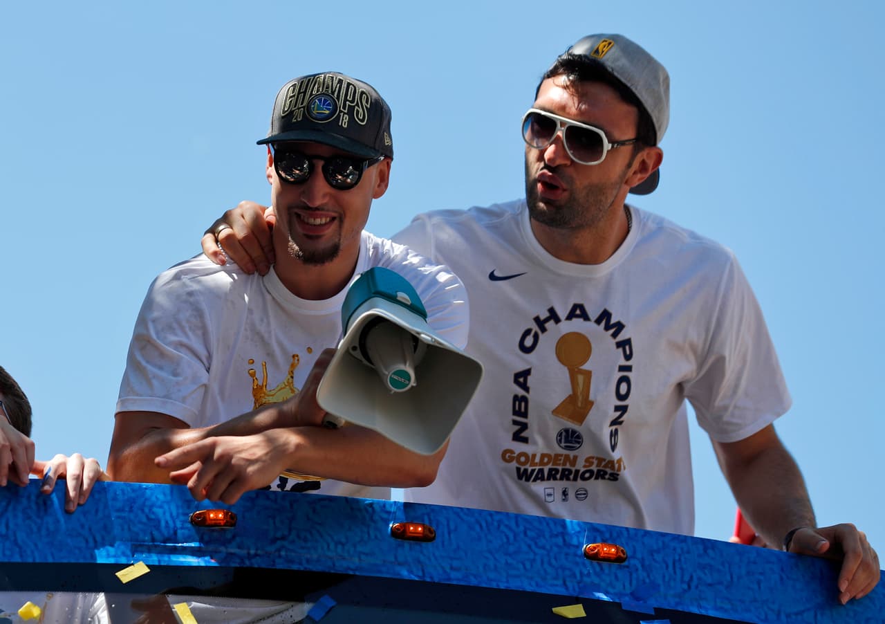 Miles de aficionados de los Golden State vivieron la celebración en un gran ambiente. Curry, Durant, Klay Thompson, Draymond Green y demás disfrutaron de su nueva victoria en el mejor baloncesto del mundo, la NBA.