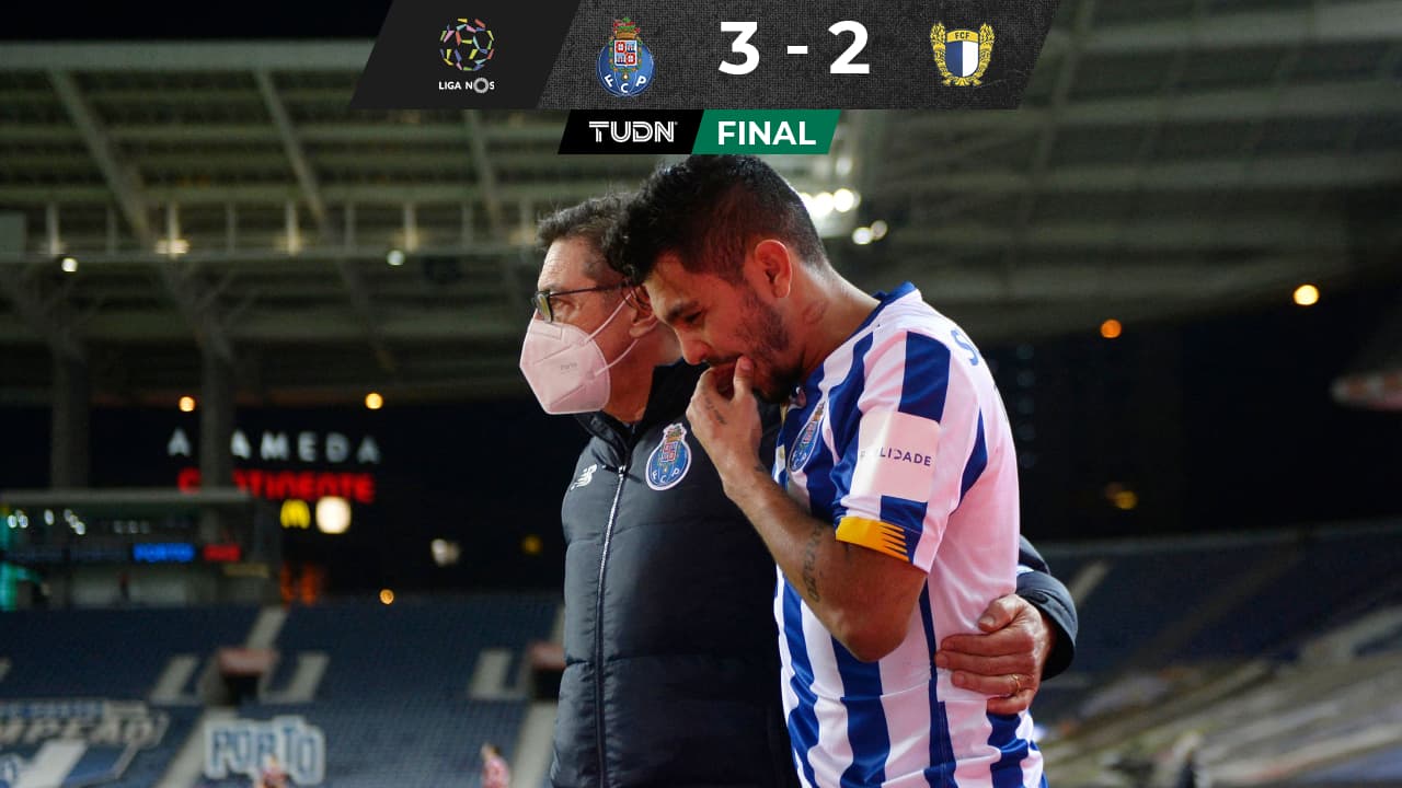 'Tecatito' Corona salió lesionado con Porto y afición culpa al DT