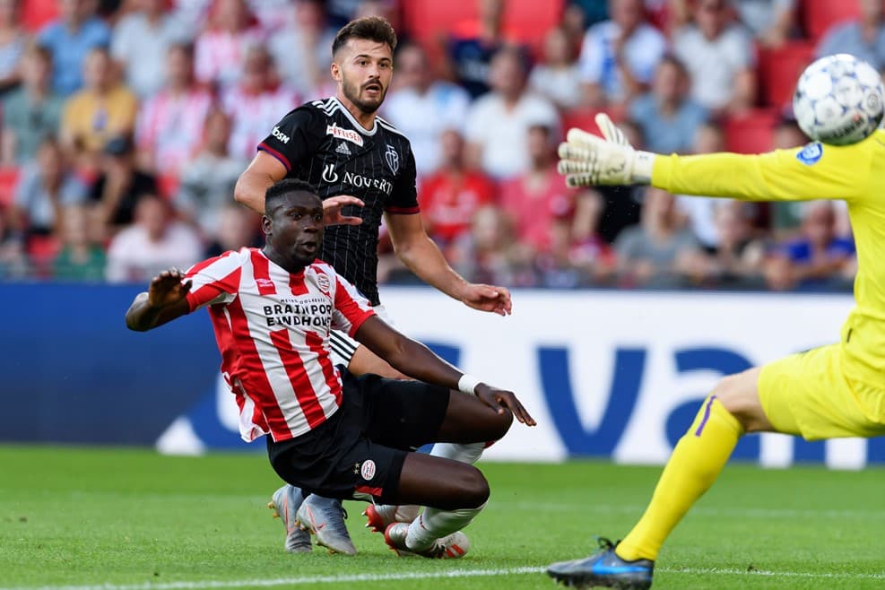 Pero antes de que concluyera el primer tiempo, el equipo helvético, por conducto de Albian Ajeti, marcó el 1-1, silenciando a la afición del equipo de casa.