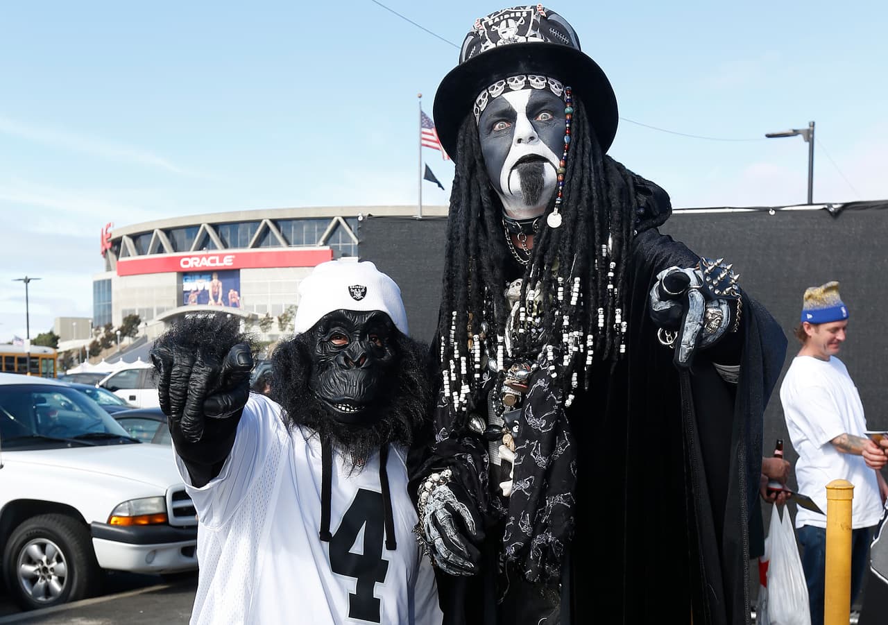 El muñeco malvado Chucky y otros personajes inspiraron a jugadores y fanáticos para darle un color diferente a la jornada de la NFL en medio de la fiesta de Halloween.