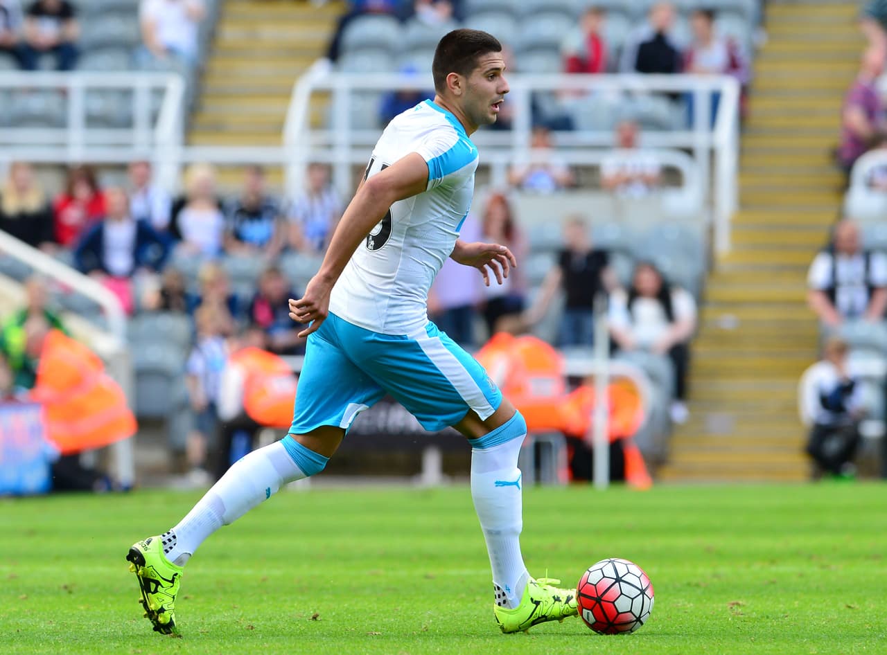 Newcastle United se hizo de los servicios del atacante serbio Aleksandar Mitrovi, el centrocampista holandés Georginio Wijnaldum y con el defensa congoleño Chancel Mbemba, en una idea clara de rejuvenecimiento del plantel.