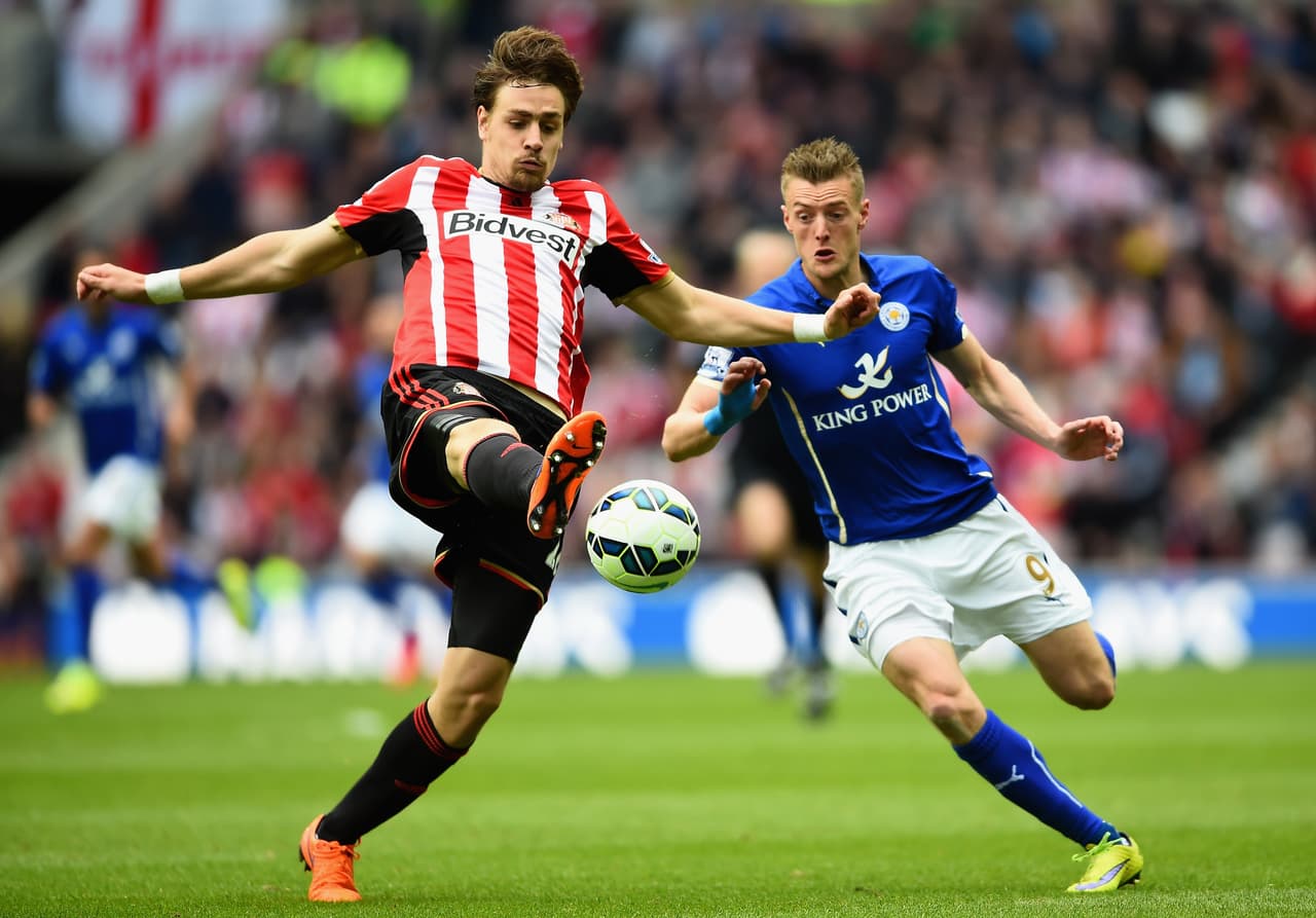 Sunderland espera mejorar lo realizado la temporada anterior y para ello decidieron contratar a jugadores como Sebastián Coates y Jermain Lens para conseguirlo con la actual base de elementos.