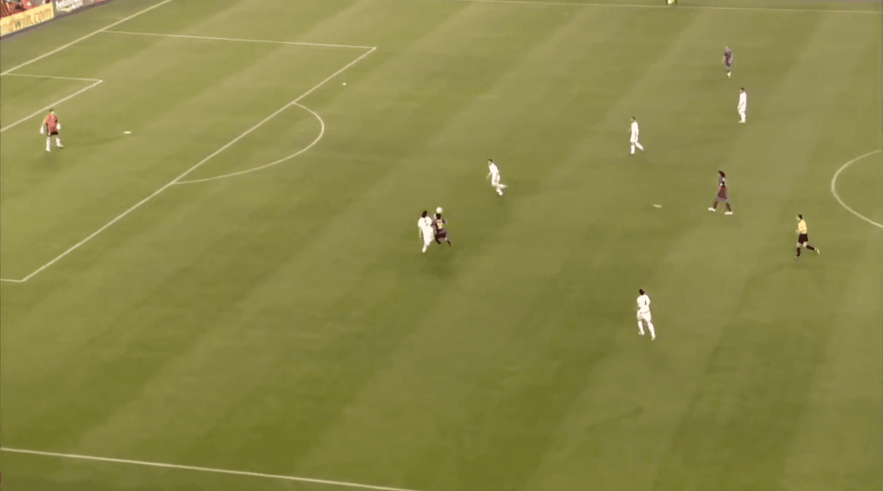 <b>La clave de la jugada</b>
<br>Messi pudo perder ese esférico, pero peleó, metió el cuerpo y ganó la posesión.