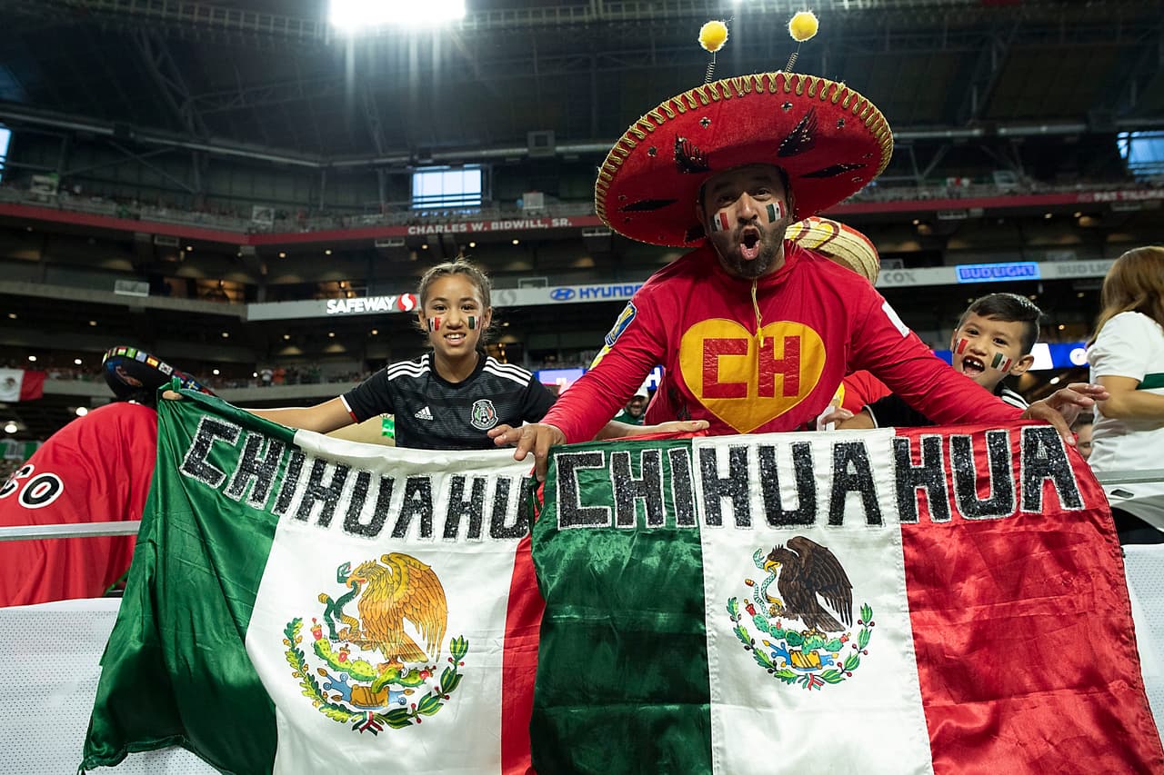 Los aficionados a la Selección Mexicana en Estados Unidos se distinguen por su lealtad, su pasión y su creatividad para mostrar su cariño al Tri. Estos son algunos de los que consideramos verdaderos aficionados, esos que contagian con su entusiasmo y ganas de apoyar. Nuestro reconocimiento para todos ellos.