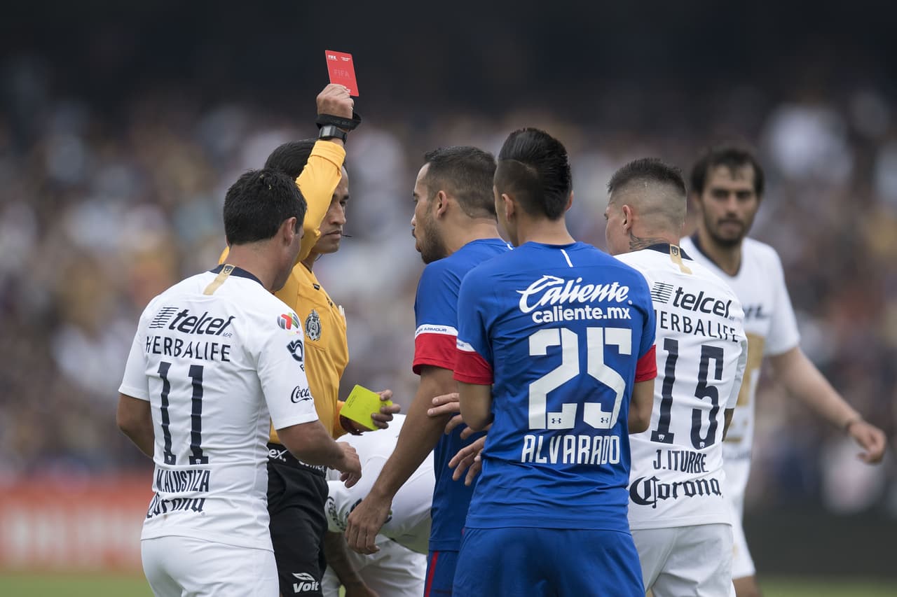 Aún así, y a pesar de que Adrián Aldrete fue expulsado en medio de esa lucha por mantenerse arriba, Cruz Azul sostuvo la victoria.