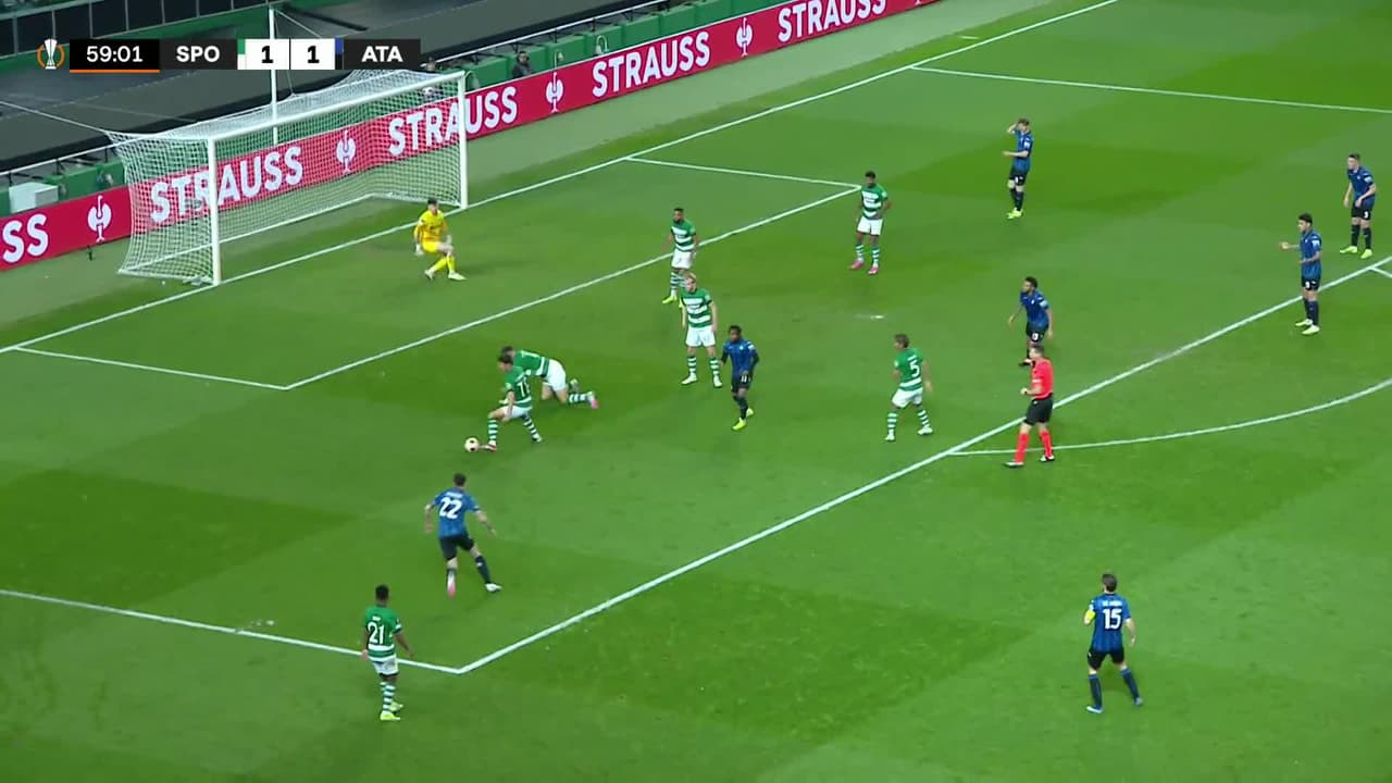 ¡CERCA! Ademola Lookman disparó que se estrella en el poste.