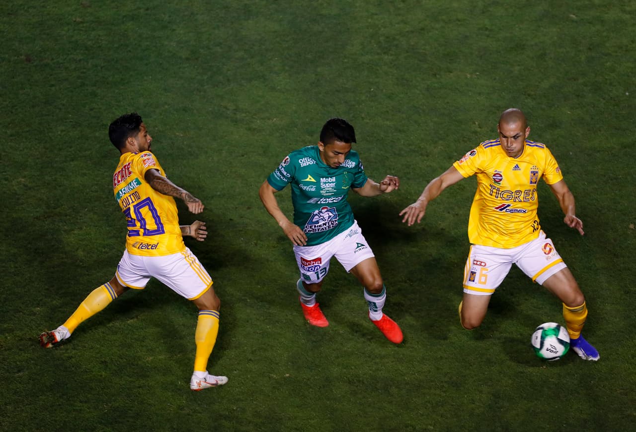 Esta imagen denota lo que vivió Mena en la segunda mitad, una celosa marca y pocas ocasiones de posesión de balón.