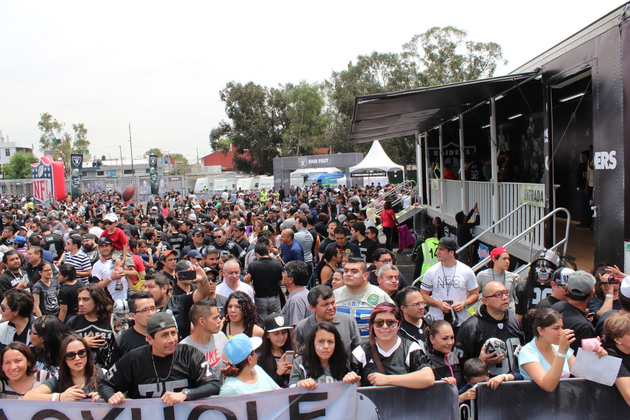 Te invitamos a disfrutar de las mejores imágenes de la visita de los Raiders al 'Coloso de Santa Ursula' promocionando el juego del próximo 21 de noviembre ante los Houston Texans.