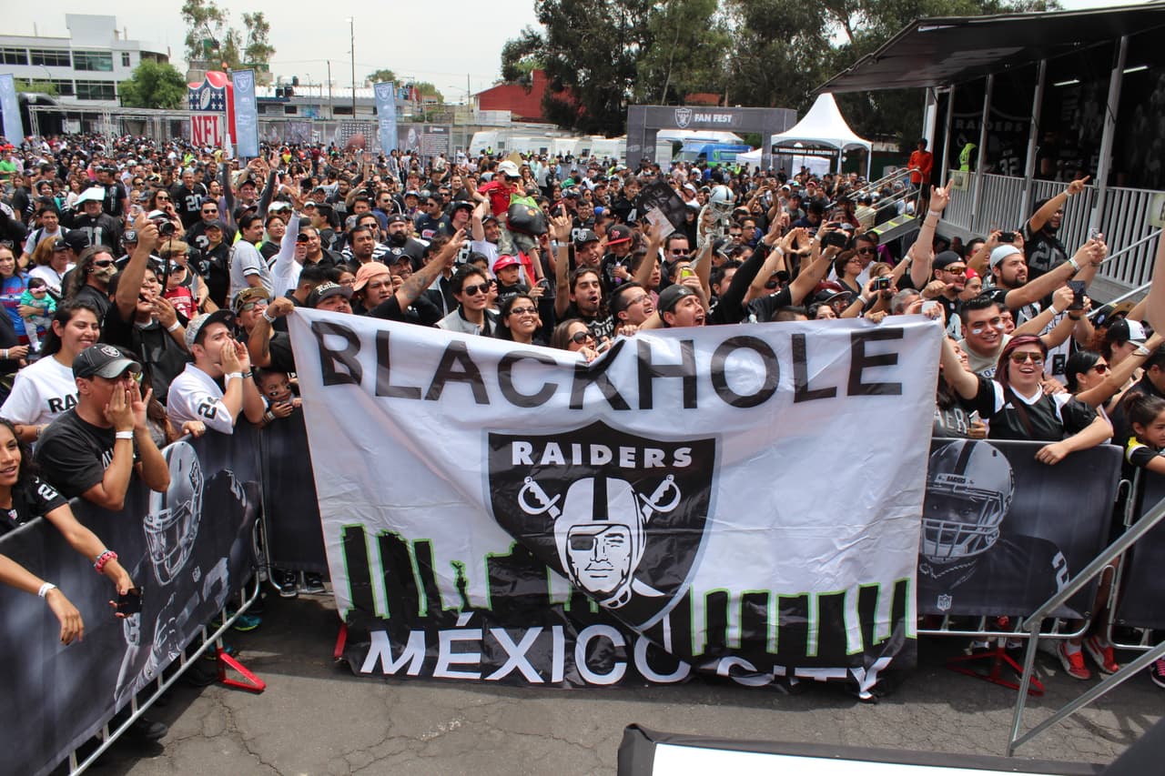 Te invitamos a disfrutar de las mejores imágenes de la visita de los Raiders al 'Coloso de Santa Ursula' promocionando el juego del próximo 21 de noviembre ante los Houston Texans.