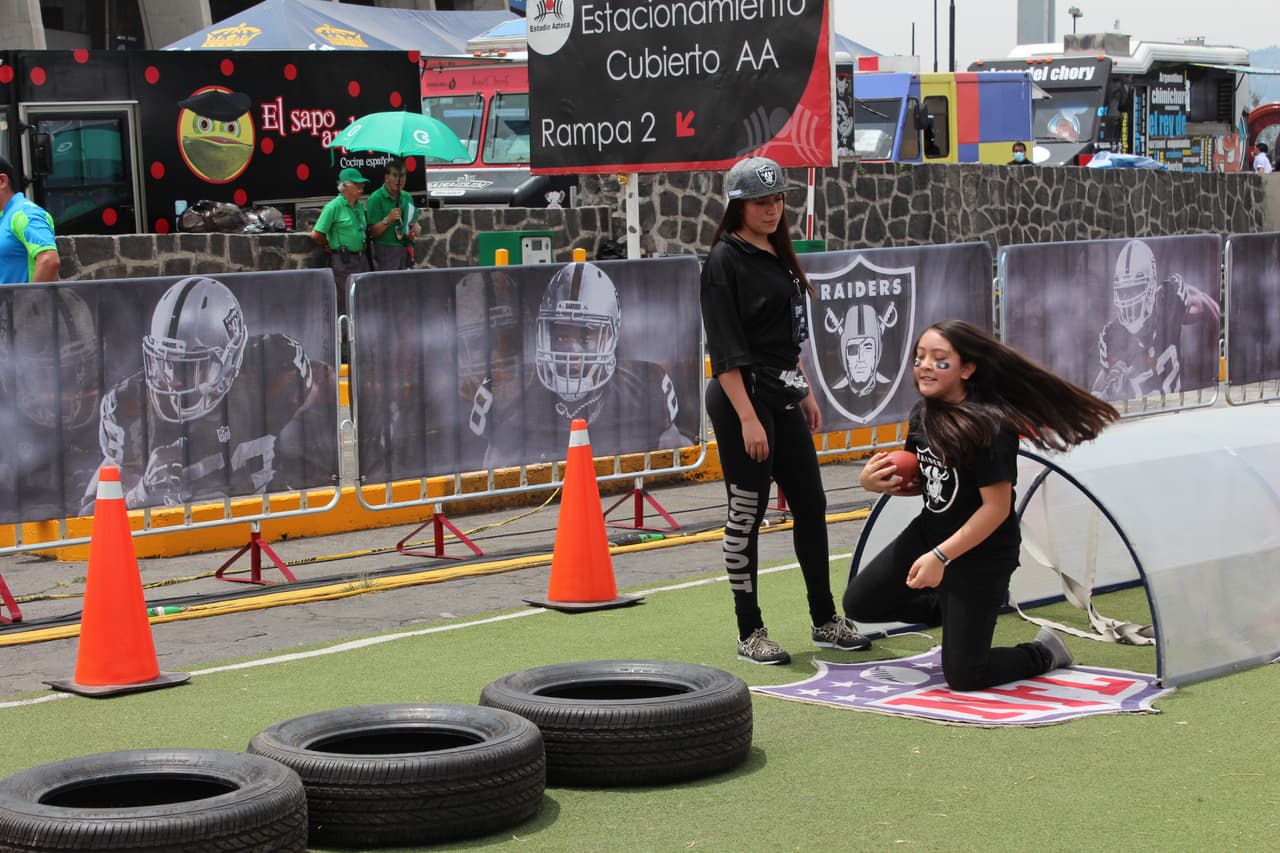 Te invitamos a disfrutar de las mejores imágenes de la visita de los Raiders al 'Coloso de Santa Ursula' promocionando el juego del próximo 21 de noviembre ante los Houston Texans.