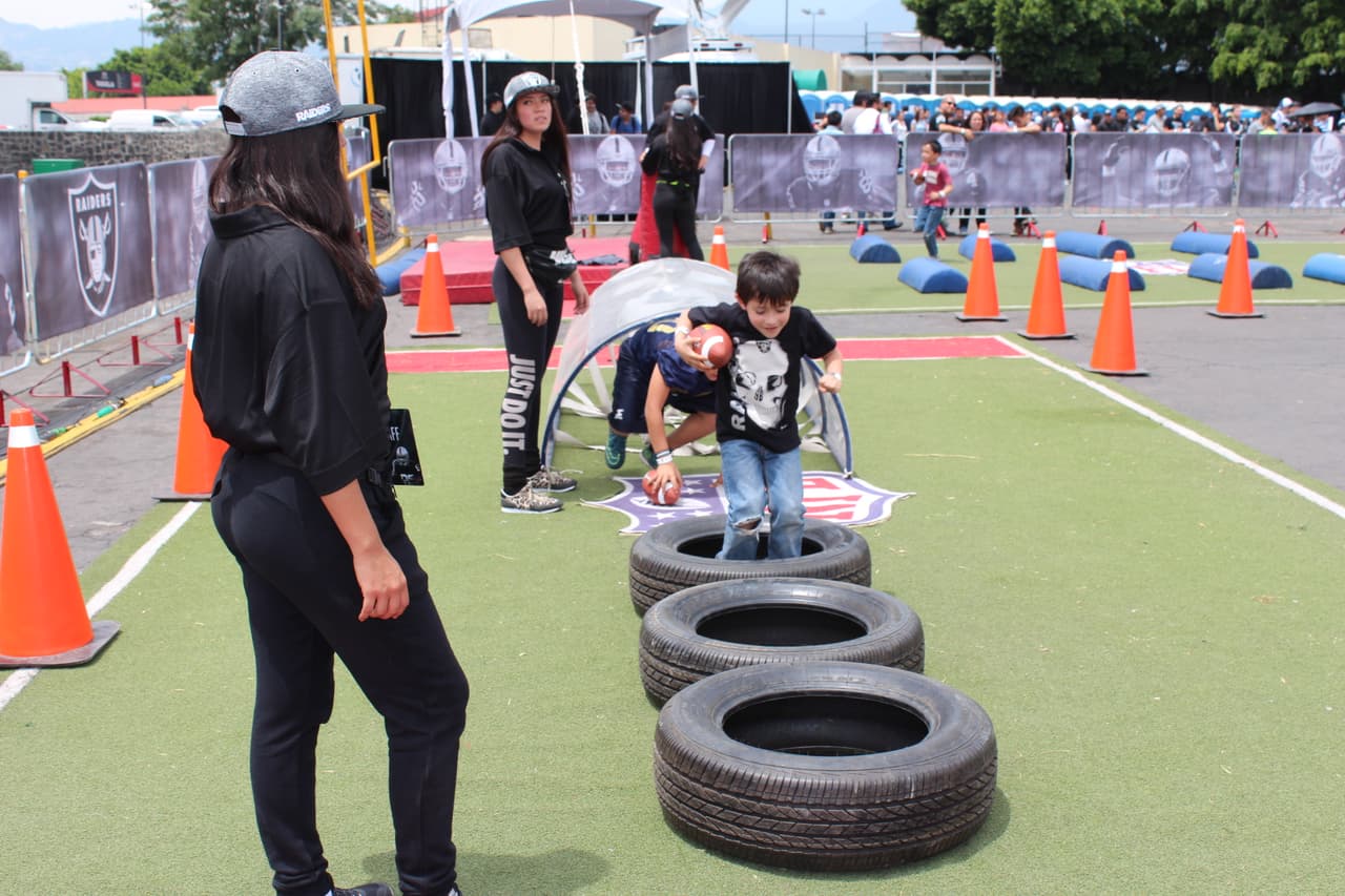 Te invitamos a disfrutar de las mejores imágenes de la visita de los Raiders al 'Coloso de Santa Ursula' promocionando el juego del próximo 21 de noviembre ante los Houston Texans.