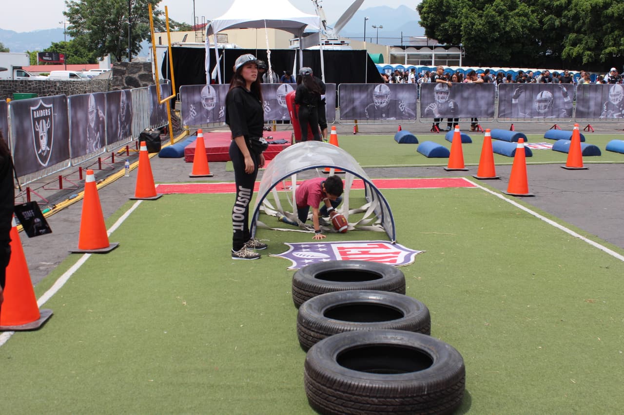 Te invitamos a disfrutar de las mejores imágenes de la visita de los Raiders al 'Coloso de Santa Ursula' promocionando el juego del próximo 21 de noviembre ante los Houston Texans.