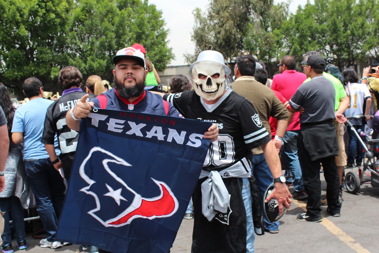 Te invitamos a disfrutar de las mejores imágenes de la visita de los Raiders al 'Coloso de Santa Ursula' promocionando el juego del próximo 21 de noviembre ante los Houston Texans.