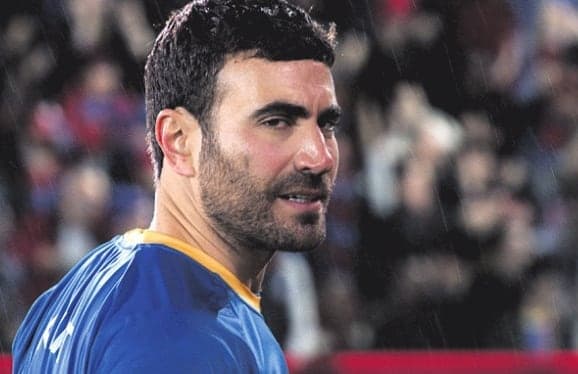 Su antiguo campeón, interpretado por Goldstein, se ha retirado y el arrogante del equipo, interpretado por Phil Dunster, está lejos.