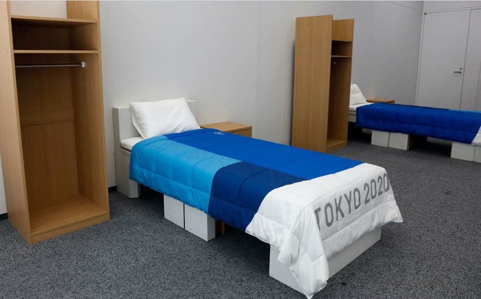 Atleta demuestra la resistencia de camas 'antisexo' en Tokyo 2020