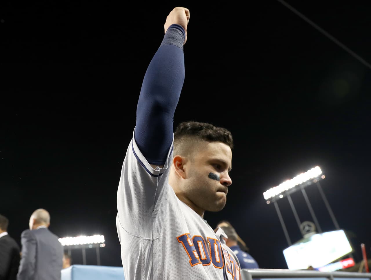 Alta de la décima entrada y José Altuve sigió demostrando por qué es candidato al MVP. Cuadrangular solitario del venezolano que le dio la ventaja a los Astros.